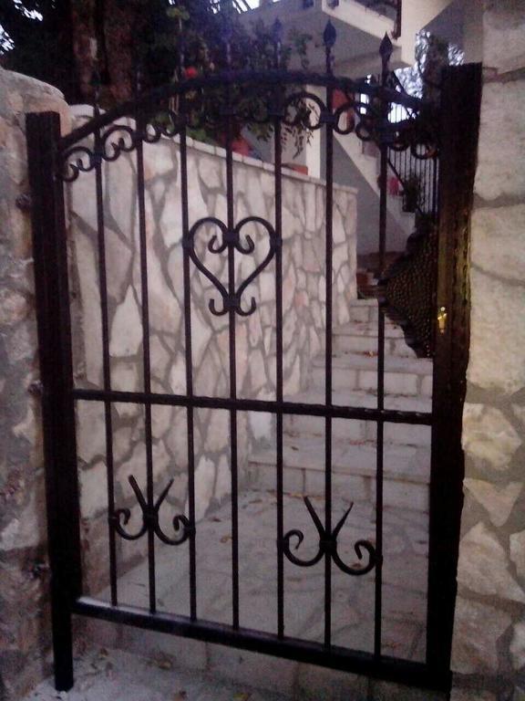 Apartmani Roganovic Луштиця Екстер'єр фото